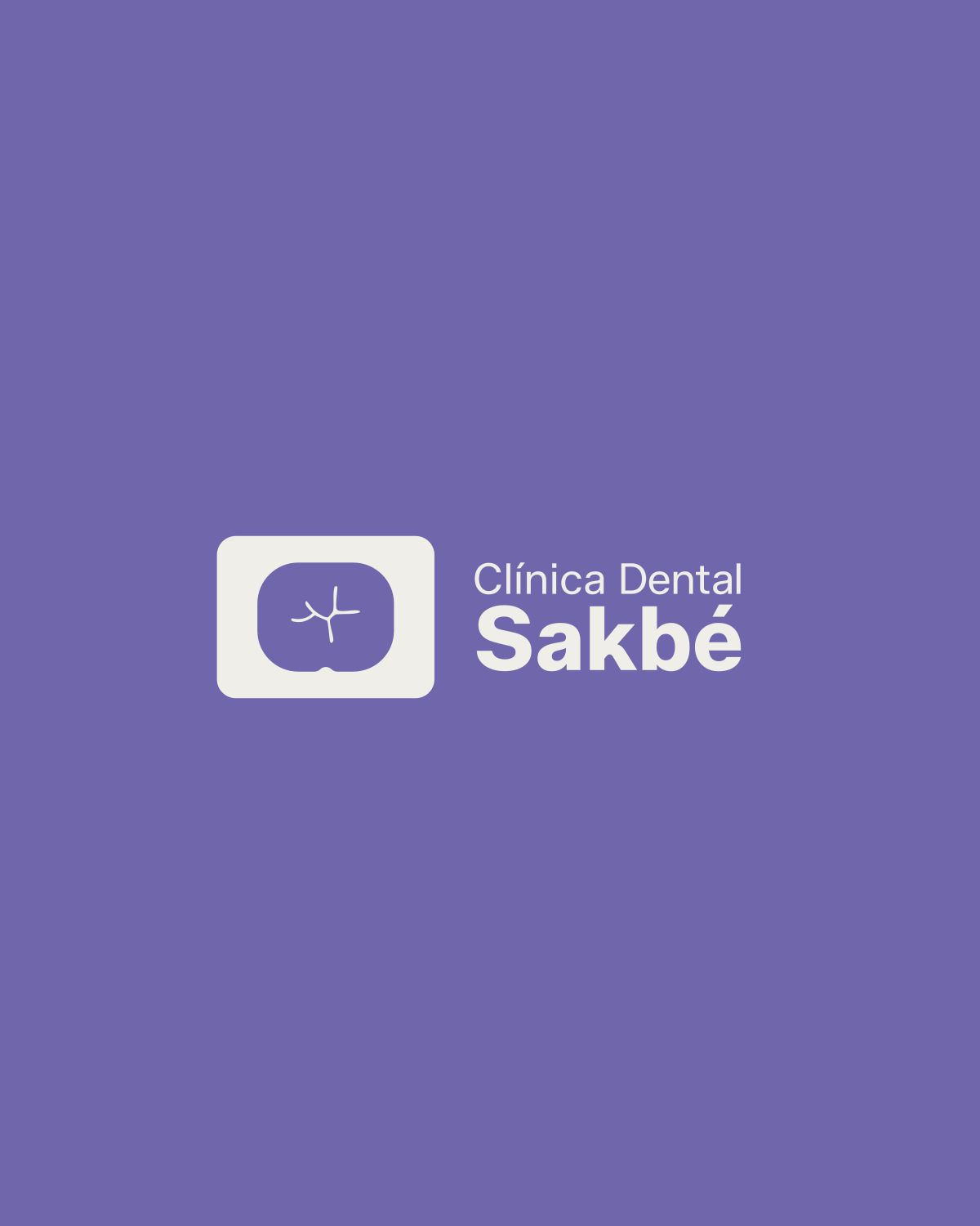 Imagotipo de Sakbé Dental en crema sobre el violeta de la marca, con el isotipo del diente dentro de su contenedor redondeado